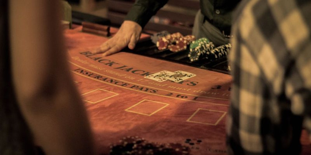 En dealer delar ut blackjack kort